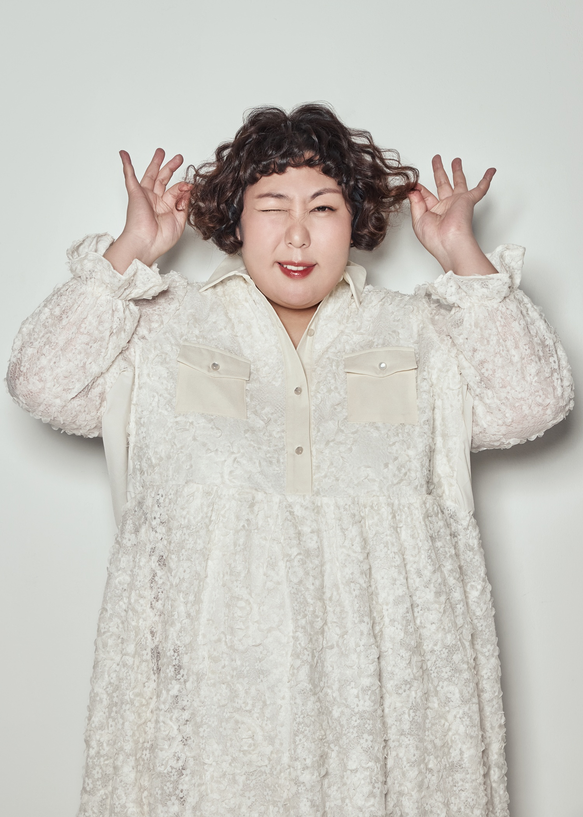 노란 수영복에 섹시한 몸매 어필하는 존예 처자