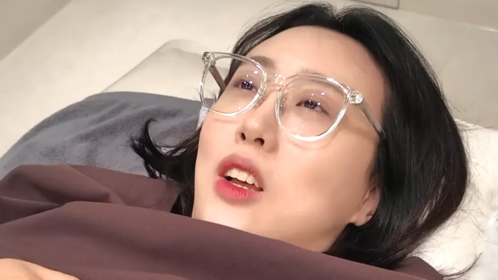 노란 수영복에 섹시한 몸매 어필하는 존예 처자