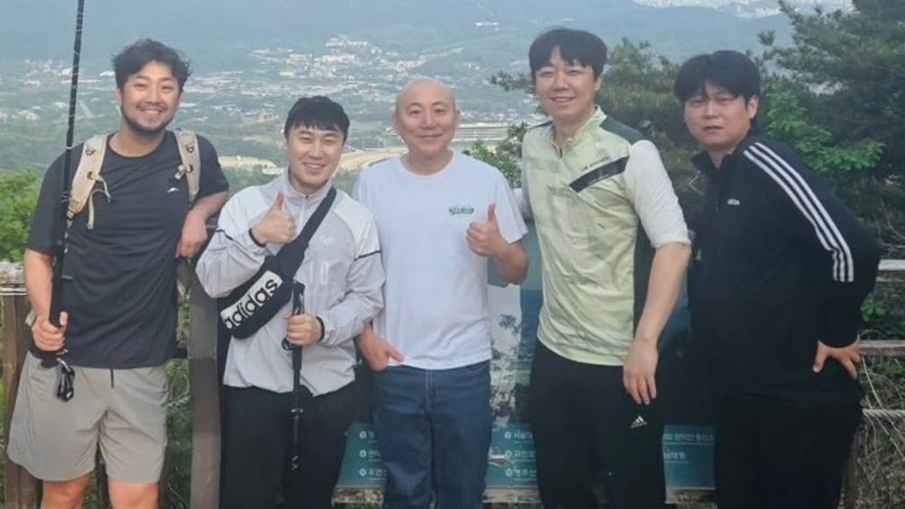 노란 수영복에 섹시한 몸매 어필하는 존예 처자