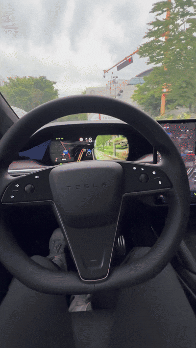 쏘카구독으로 제공되는 테슬라 모델 X에서 FSD를 통한 자율주행이 진행도는 모습. 이명환 기자