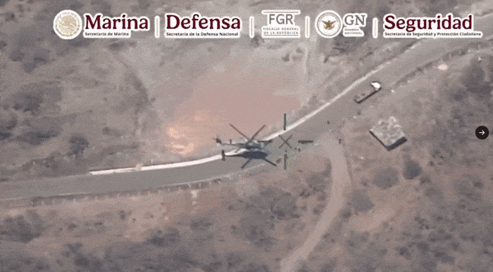 오마르 가르시아 하르푸치 멕시코 안보장관이 X에 공개한 멕시코군이 할리스코 신세대 카르텔 아우디아스 플로레스 실바를 체포하는 모습. 멕시코 해군은 이번 작전이 19개월간의 감시를 거쳐 500명 이상의 병력과 6대의 헬리콥터, 여러 대의 항공기가 투입된 것이라고 밝혔다. [영상=오마르 가르시아 하르푸치 멕시코 안보장관 X]