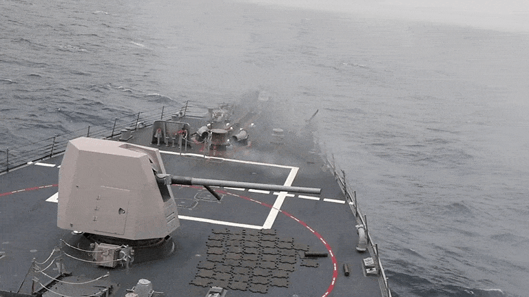 미 해군 구축함 USS 루스벨트(DDG-80)가 2021년 4월 17일 지중해에서 Mark 45 5인치 함포를 발사하고 있다. 미 해군은 최근 이란 선박 차단 작전에서 같은 계열의 Mk 45 127㎜ 함포로 선박 추진력을 무력화했다. 미 해군 제공