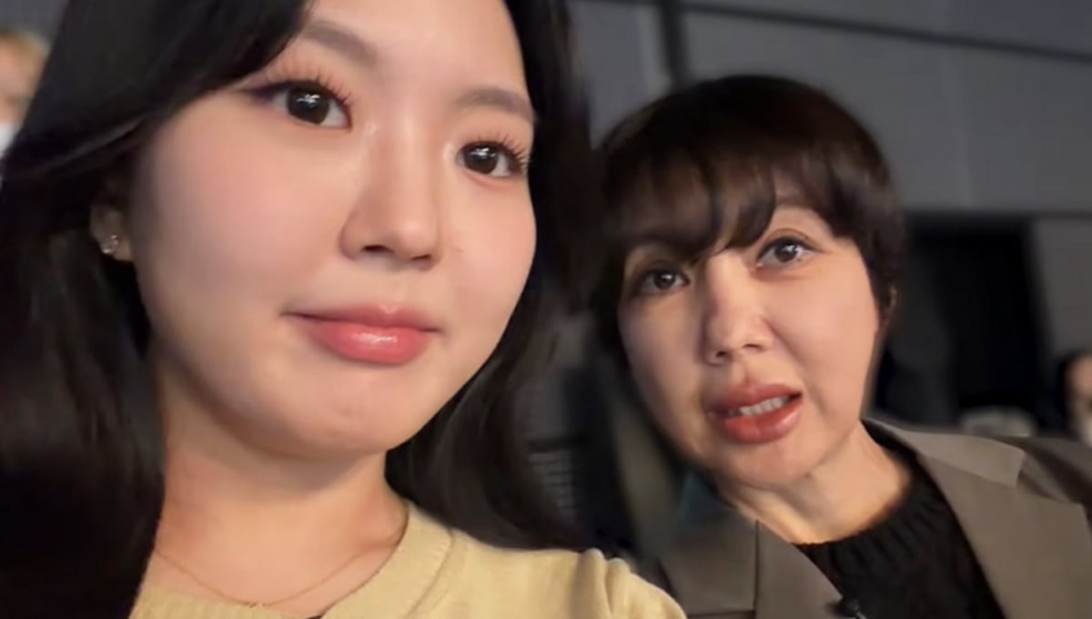 노란 수영복에 섹시한 몸매 어필하는 존예 처자