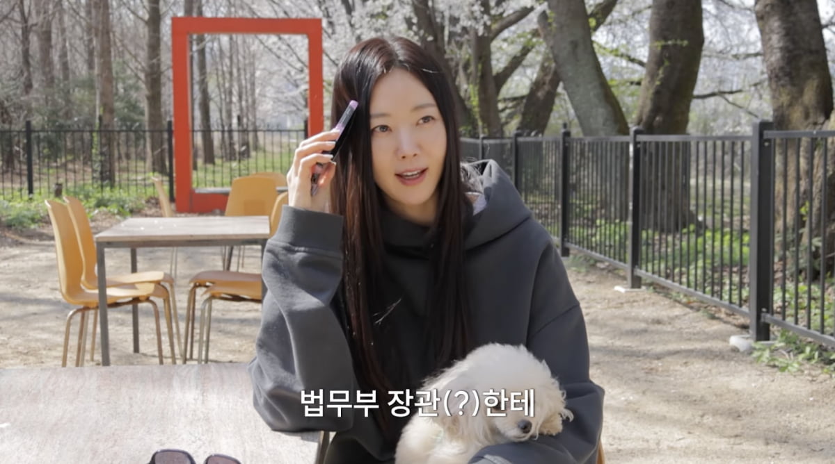 노란 수영복에 섹시한 몸매 어필하는 존예 처자