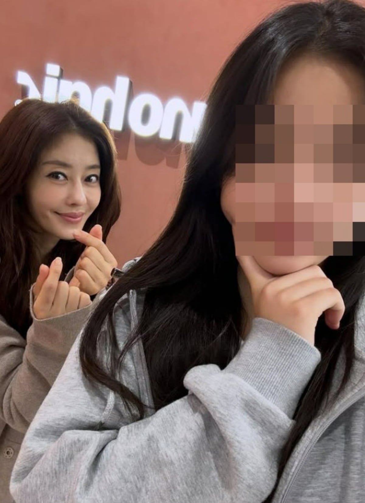 노란 수영복에 섹시한 몸매 어필하는 존예 처자