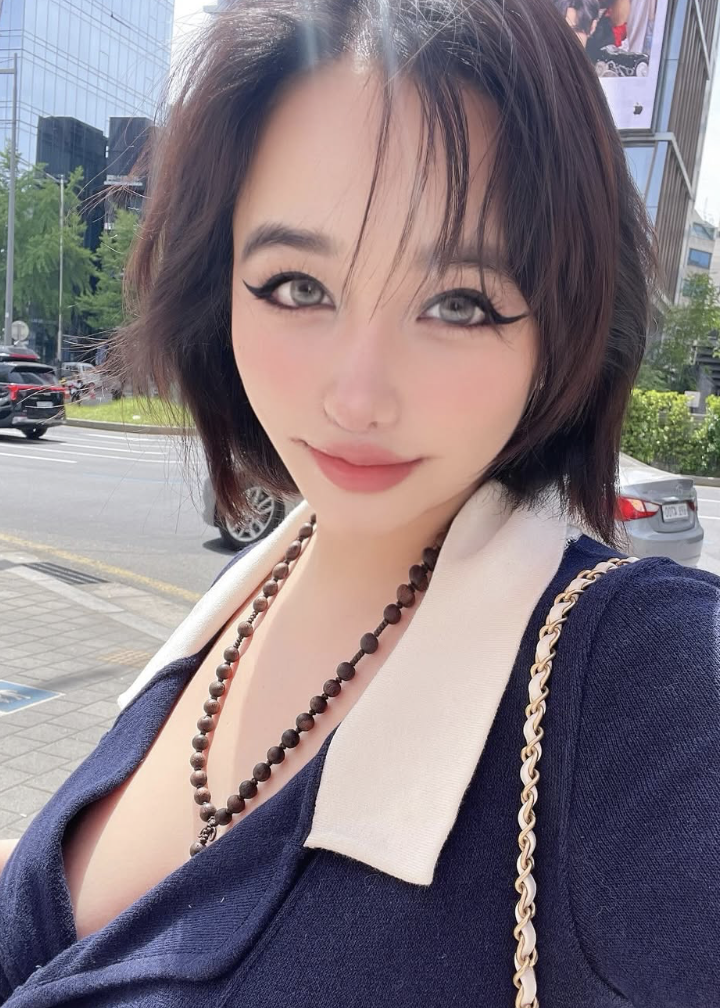 노란 수영복에 섹시한 몸매 어필하는 존예 처자