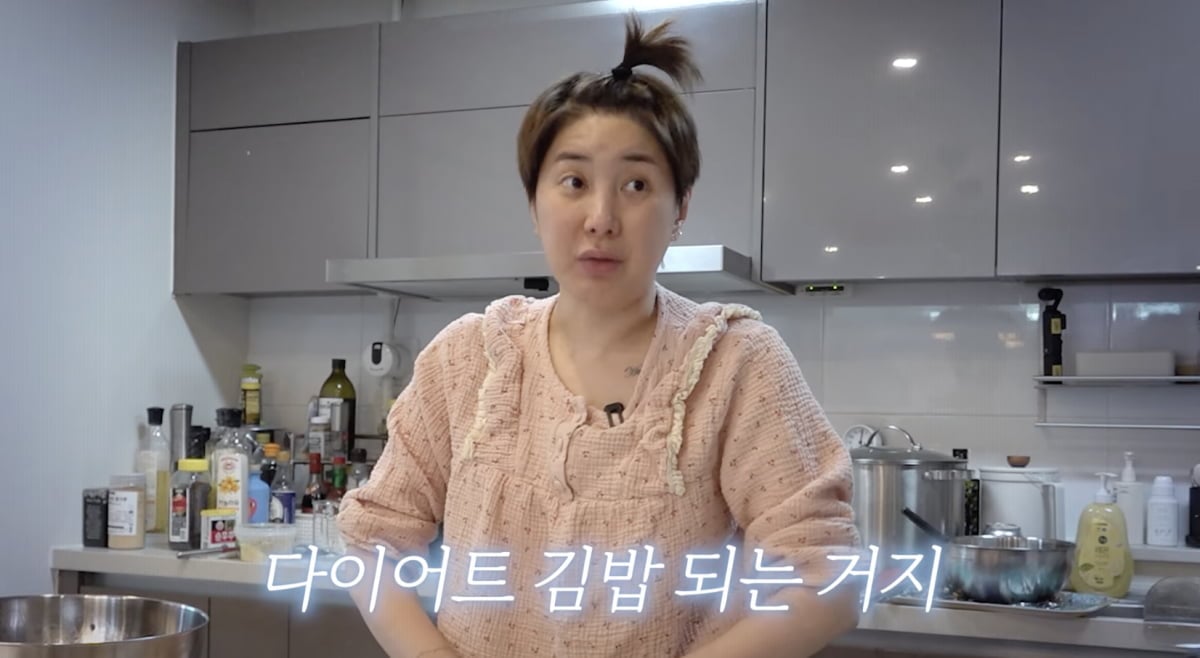노란 수영복에 섹시한 몸매 어필하는 존예 처자