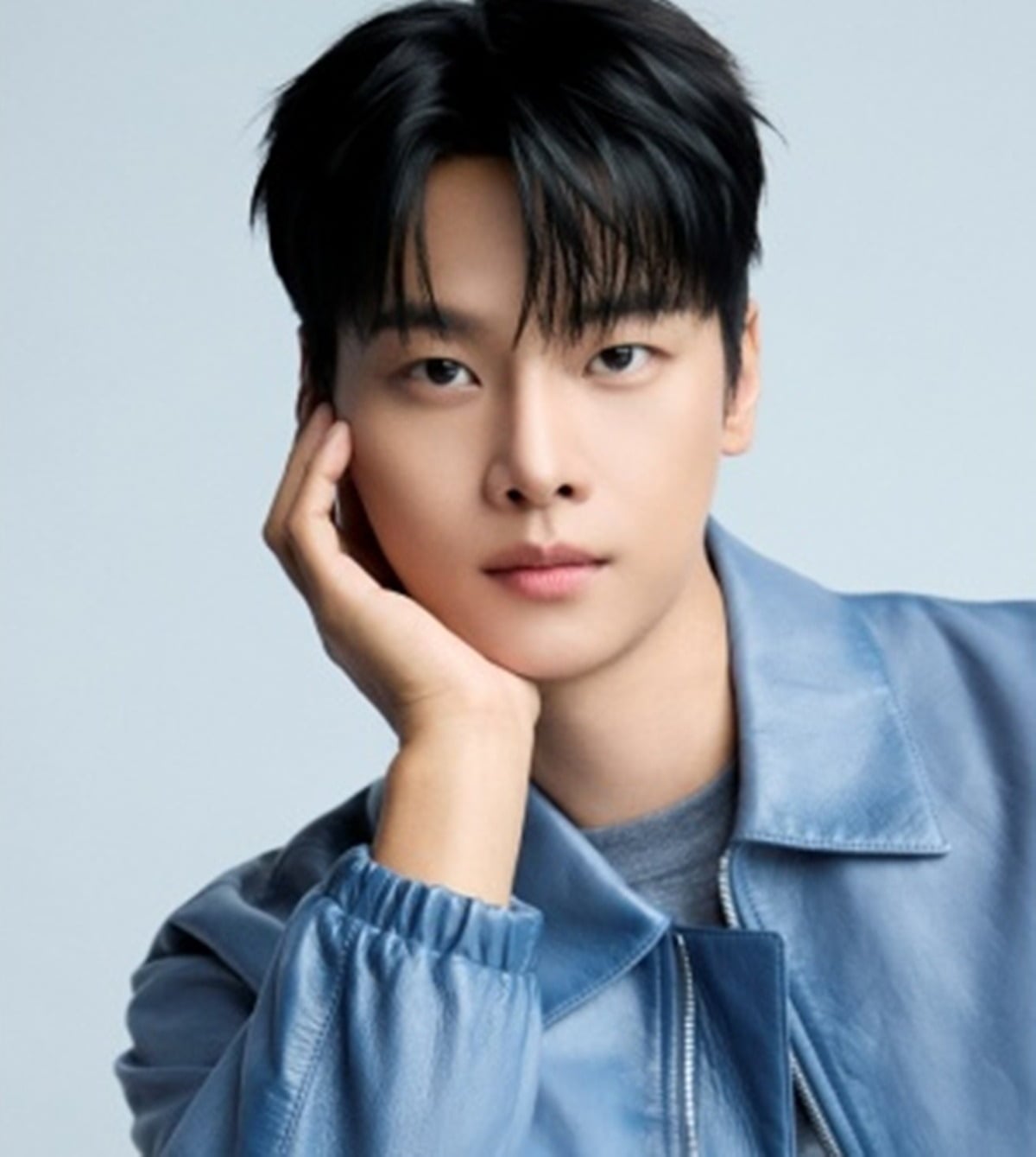 노란 수영복에 섹시한 몸매 어필하는 존예 처자