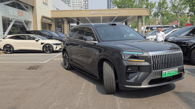 지커 8X가 스스로 자동 주차를 하는 모습. 김상욱 기자.