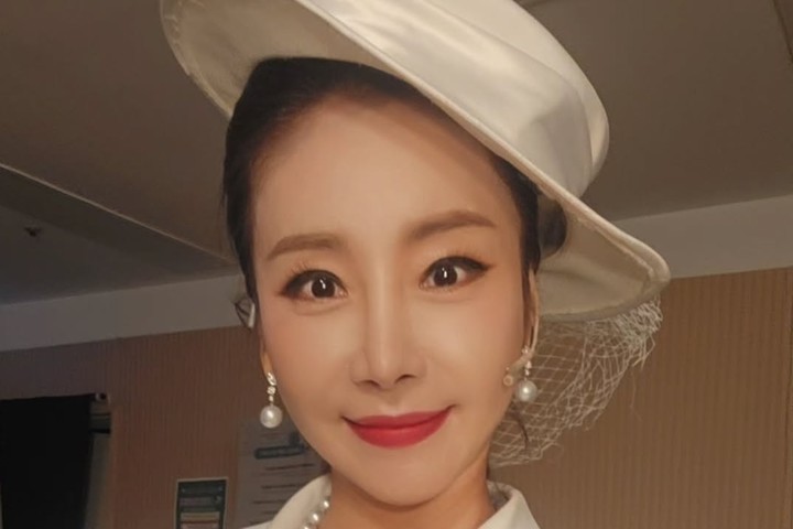 노란 수영복에 섹시한 몸매 어필하는 존예 처자