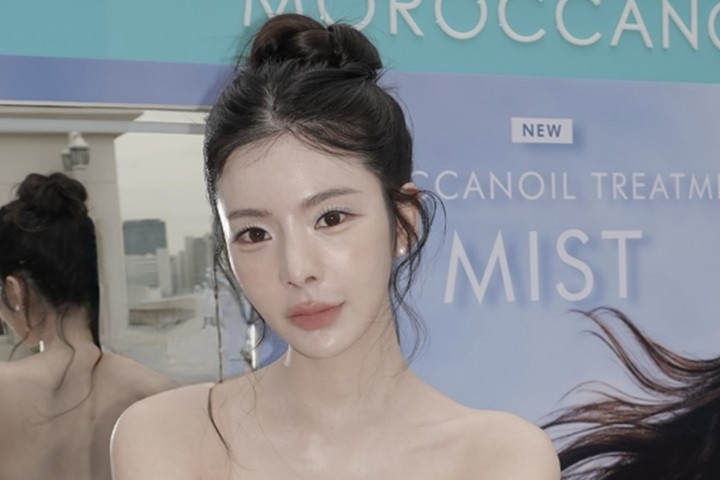 노란 수영복에 섹시한 몸매 어필하는 존예 처자