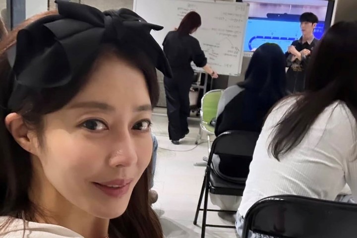 노란 수영복에 섹시한 몸매 어필하는 존예 처자