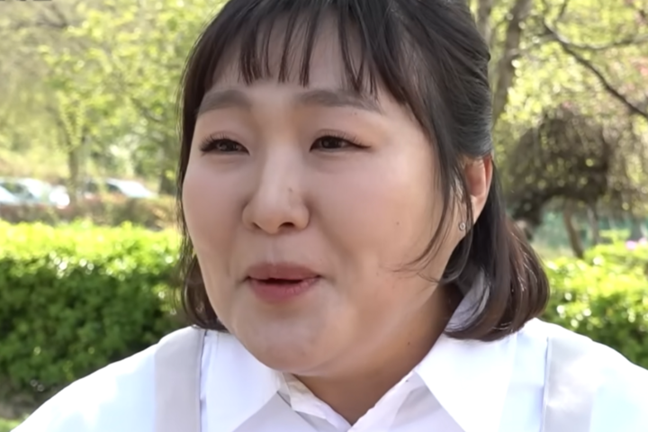 노란 수영복에 섹시한 몸매 어필하는 존예 처자