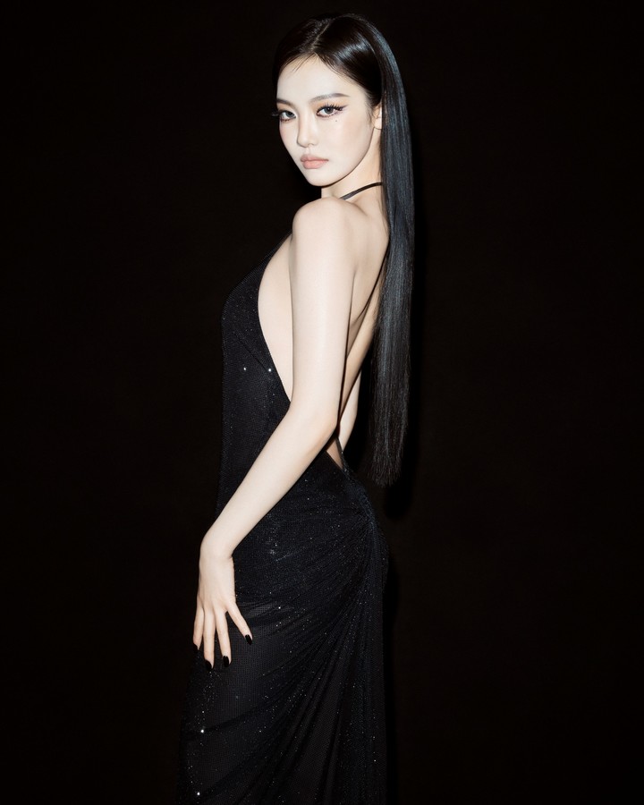 노란 수영복에 섹시한 몸매 어필하는 존예 처자