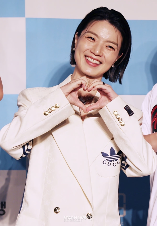 노란 수영복에 섹시한 몸매 어필하는 존예 처자