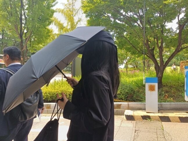 노란 수영복에 섹시한 몸매 어필하는 존예 처자