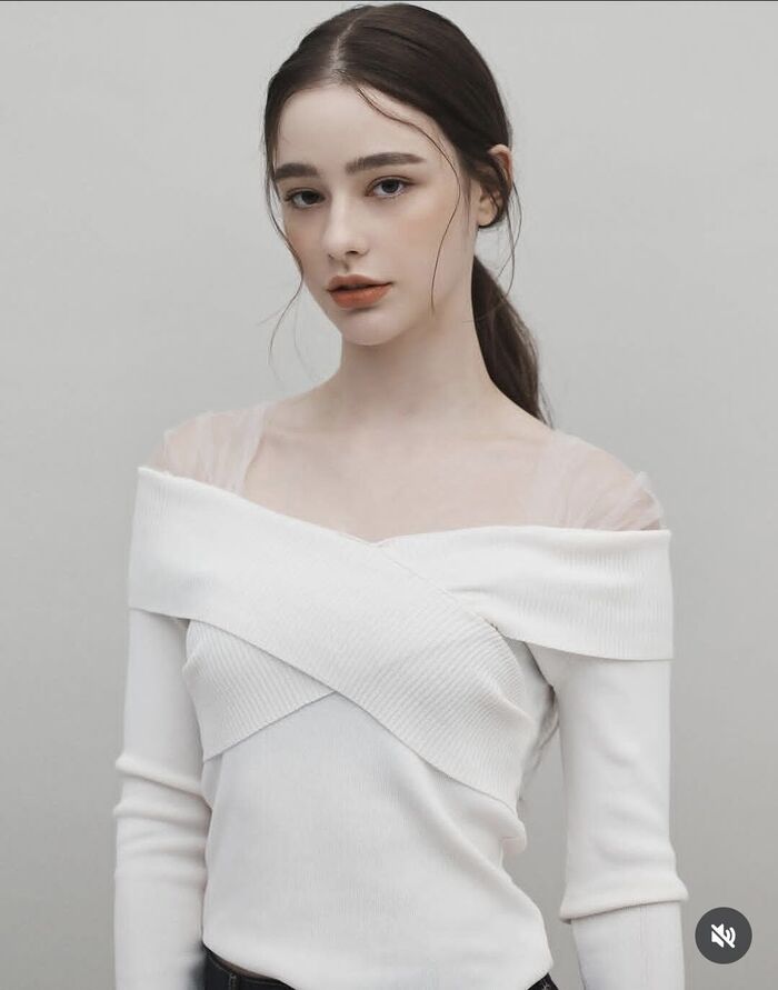 노란 수영복에 섹시한 몸매 어필하는 존예 처자