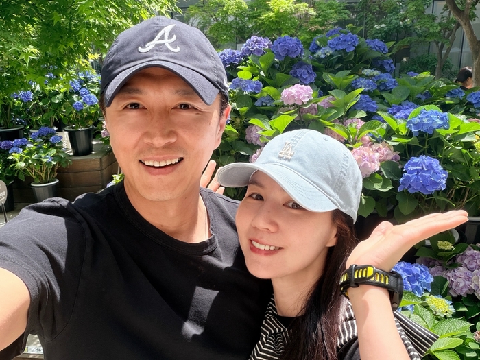 노란 수영복에 섹시한 몸매 어필하는 존예 처자