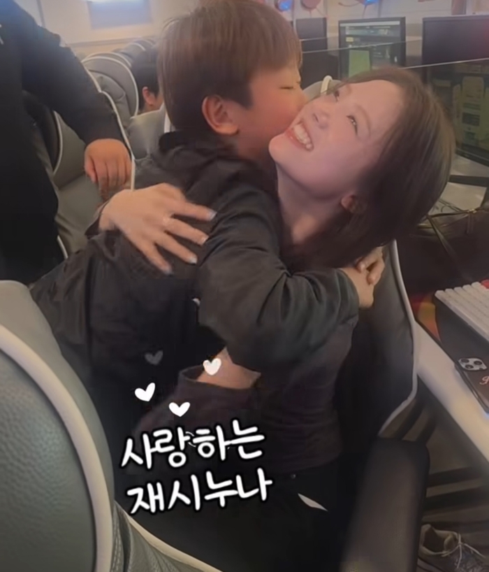 노란 수영복에 섹시한 몸매 어필하는 존예 처자