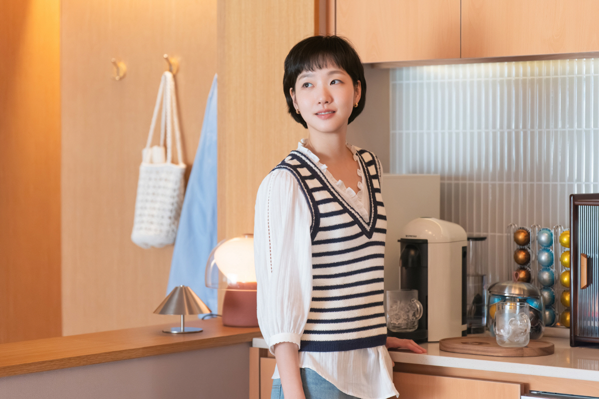 노란 수영복에 섹시한 몸매 어필하는 존예 처자