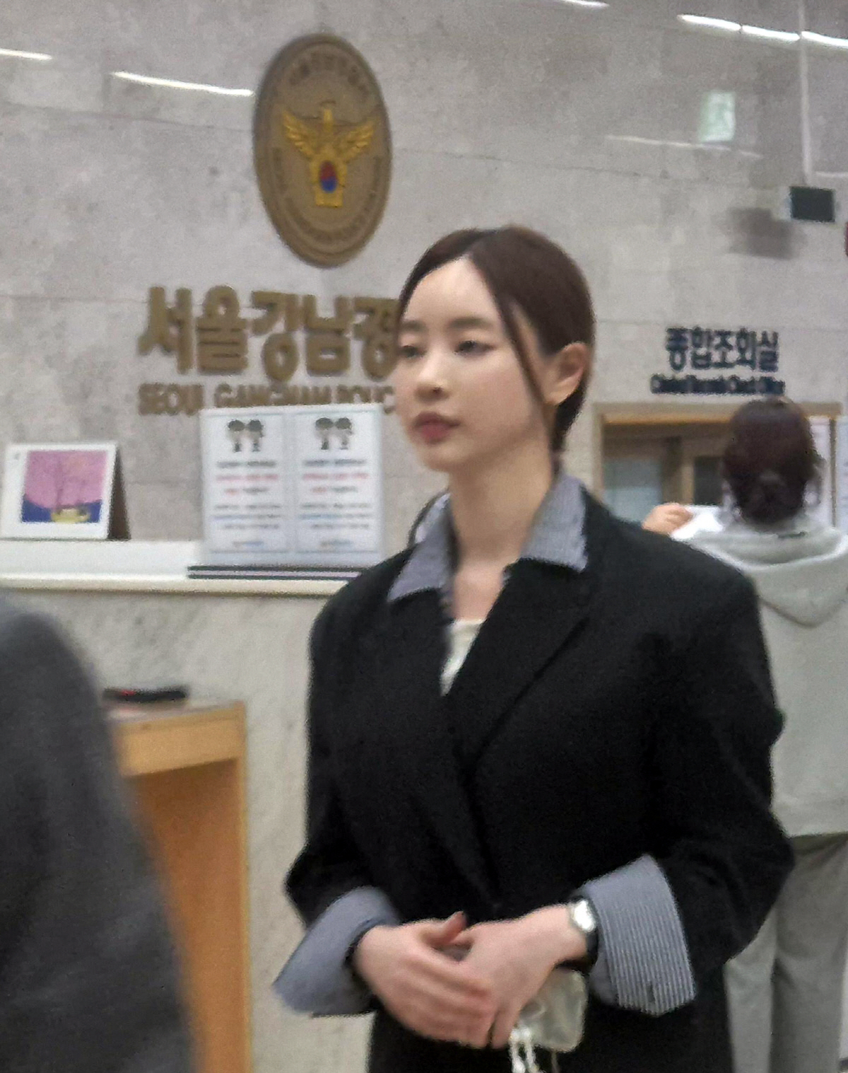 노란 수영복에 섹시한 몸매 어필하는 존예 처자