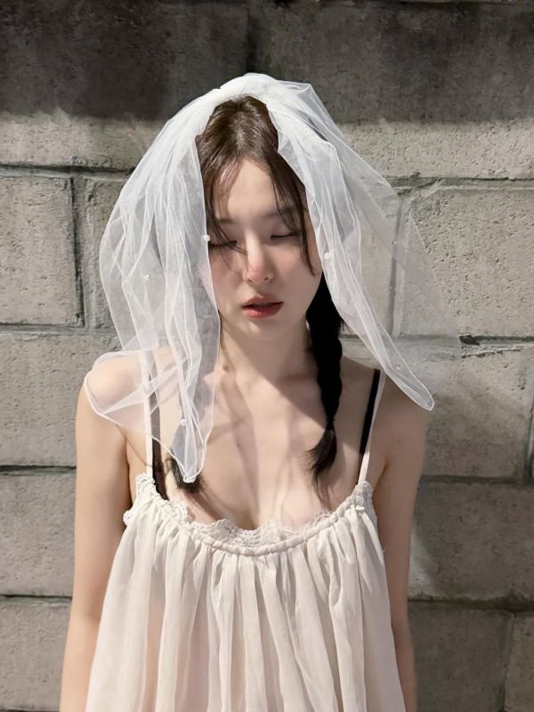 노란 수영복에 섹시한 몸매 어필하는 존예 처자