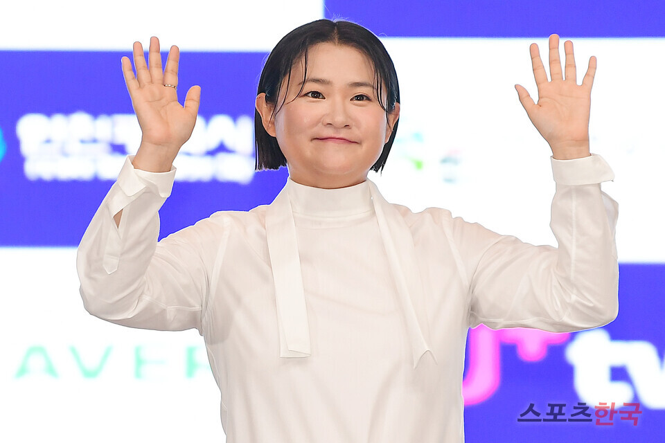 노란 수영복에 섹시한 몸매 어필하는 존예 처자