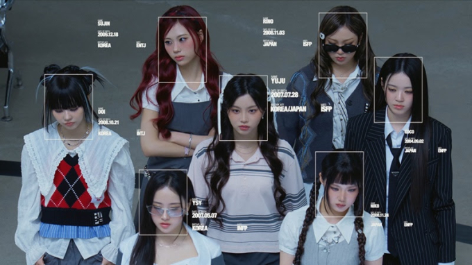 노란 수영복에 섹시한 몸매 어필하는 존예 처자