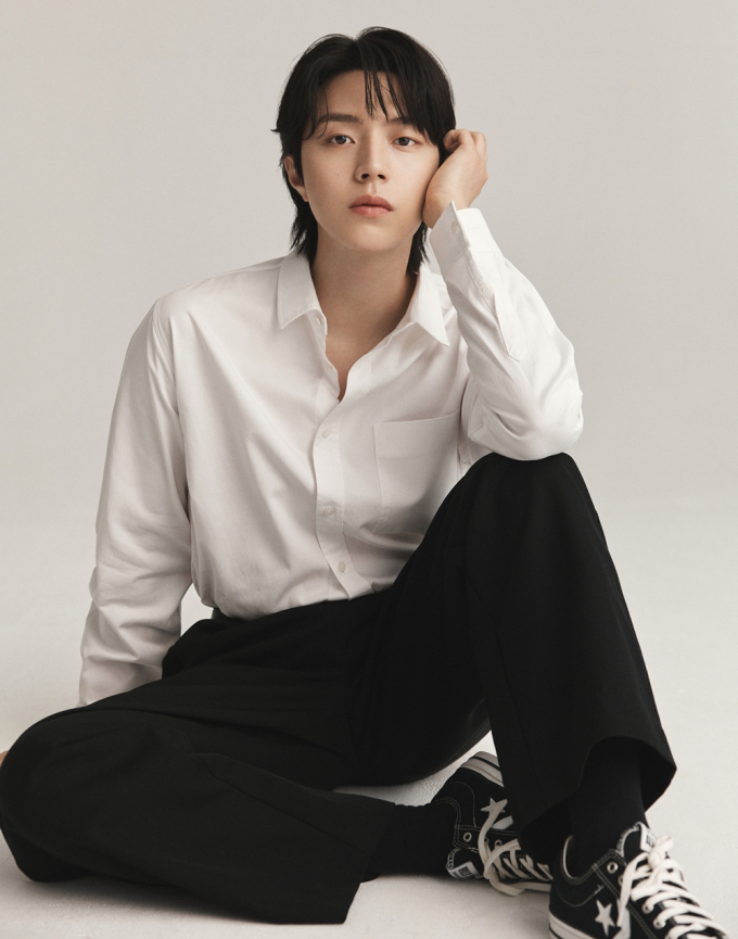 노란 수영복에 섹시한 몸매 어필하는 존예 처자