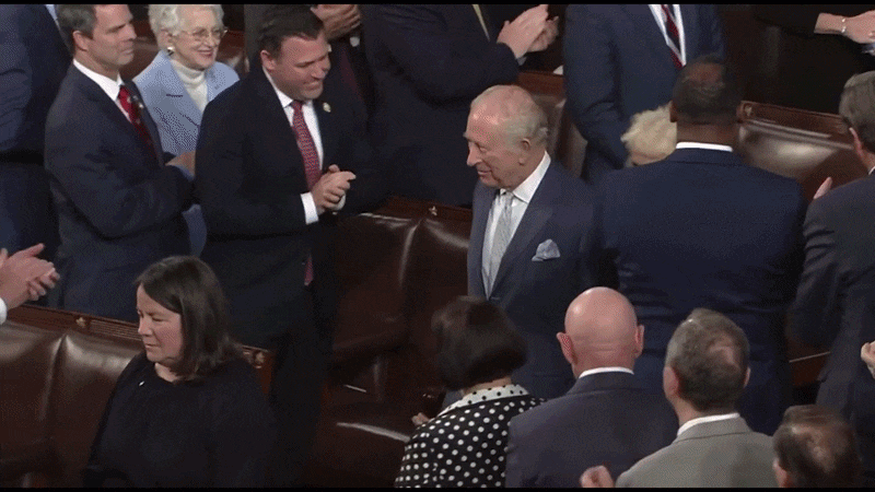 28일(현지시각) 미국 국빈 방문 중인 찰스 3세 영국 국왕이 미국 워싱턴 DC 연방 의회 의사당에서 상·하원 합동 회의 연설 전 미 의원들과 악수를 나눴다. 이후 찰스 국왕과 카밀라 왕비는 백악관 사우스 포티코의 발코니에서 열린 환영 열병식을 관람했다. /X, 백악관