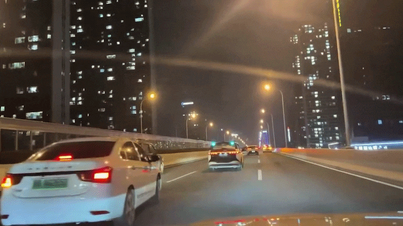 지난 3월 31일 중국 후베이성 우한에서 시스템 오류로 바이두 자율주행 택시 ‘뤄보콰이파오’ 차량이 도로 한복판에 멈춰섰다. /X