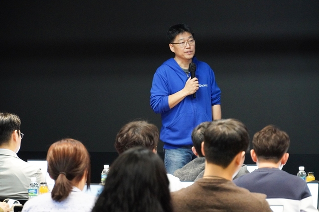 노란 수영복에 섹시한 몸매 어필하는 존예 처자