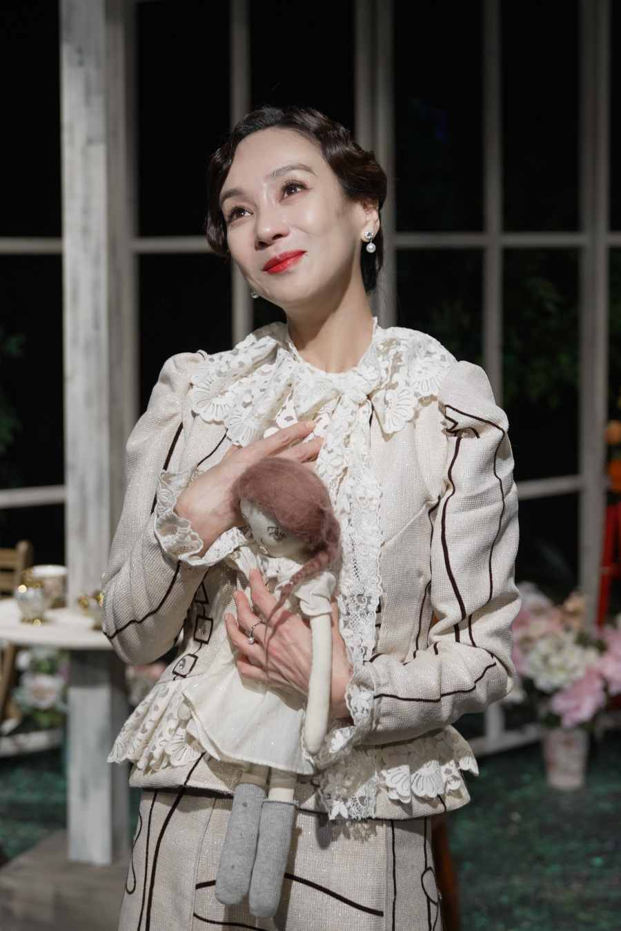 노란 수영복에 섹시한 몸매 어필하는 존예 처자
