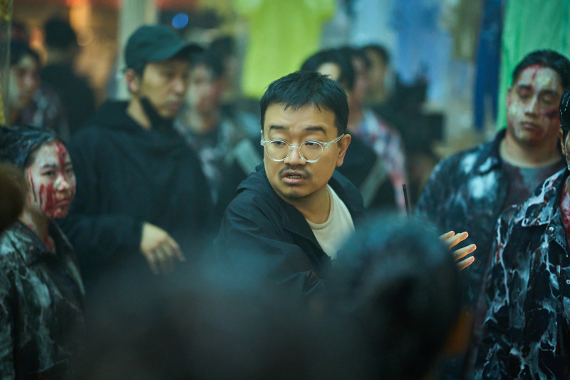 노란 수영복에 섹시한 몸매 어필하는 존예 처자