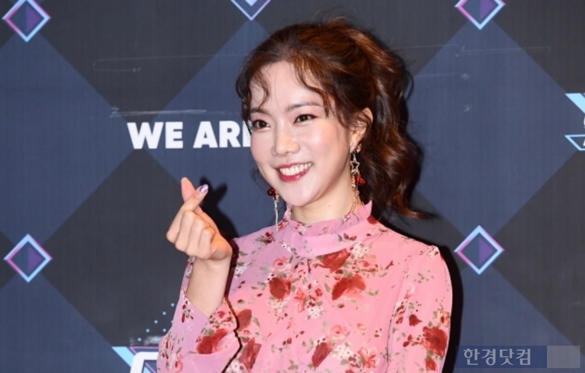노란 수영복에 섹시한 몸매 어필하는 존예 처자
