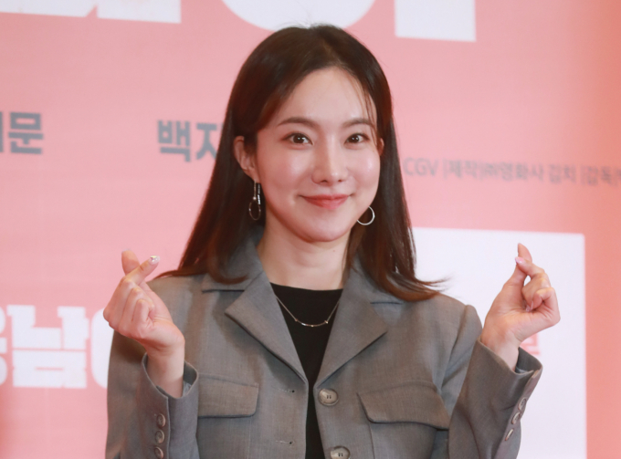 노란 수영복에 섹시한 몸매 어필하는 존예 처자
