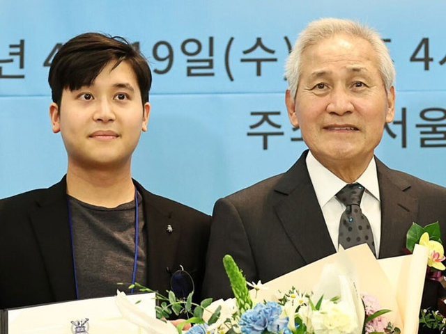 노란 수영복에 섹시한 몸매 어필하는 존예 처자