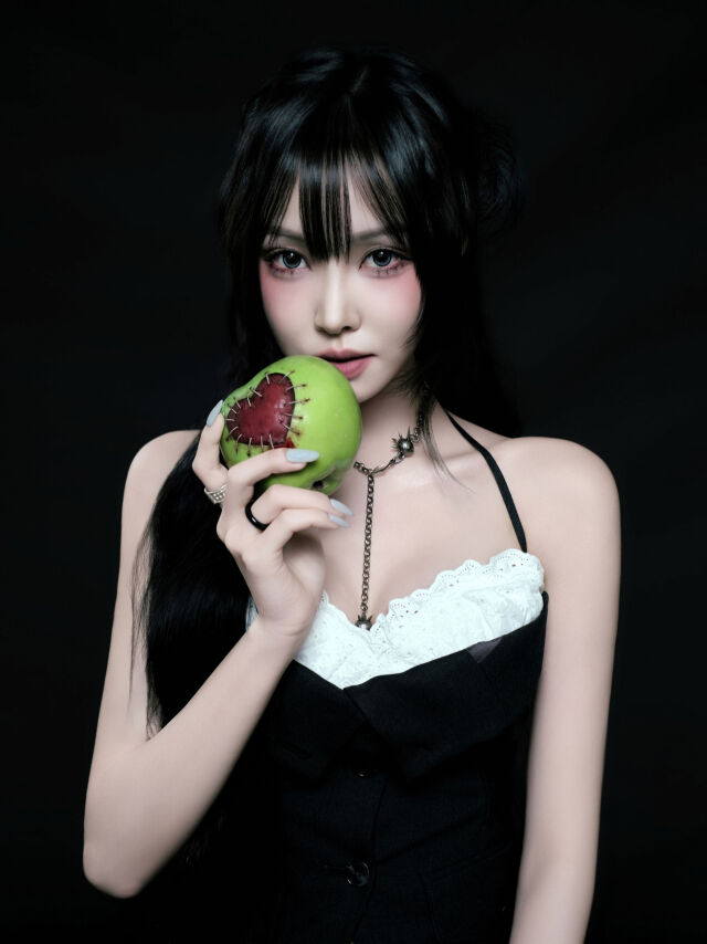 노란 수영복에 섹시한 몸매 어필하는 존예 처자