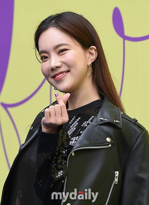 노란 수영복에 섹시한 몸매 어필하는 존예 처자