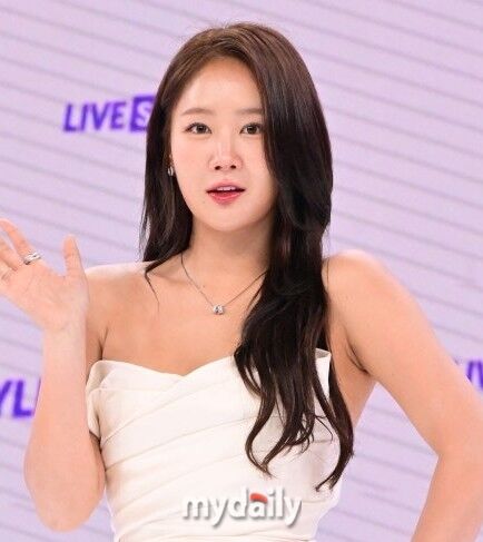 노란 수영복에 섹시한 몸매 어필하는 존예 처자