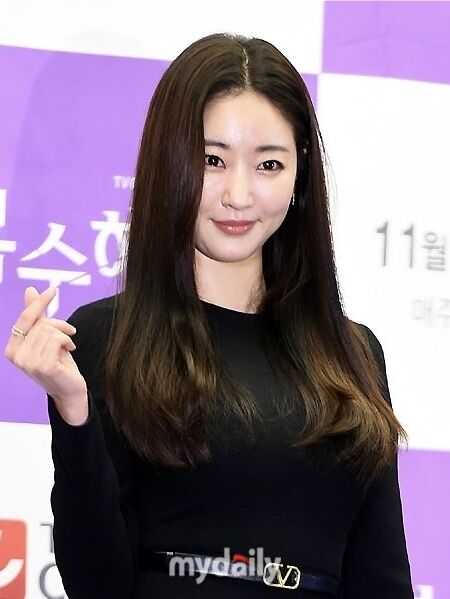 노란 수영복에 섹시한 몸매 어필하는 존예 처자