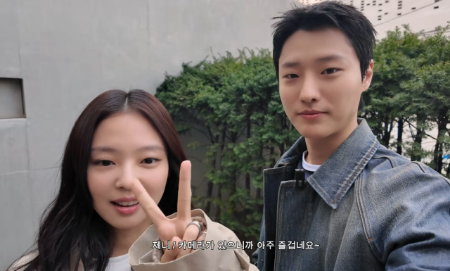 노란 수영복에 섹시한 몸매 어필하는 존예 처자