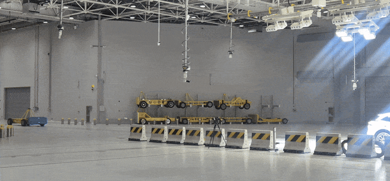 28일(현지시간) 중국 저장성 닝보에 위치한 지리 안전센터에서 시속 85㎞로 가속한 약 1.4톤 이동식 대차(MDB)가 지커의 중형 전기 SUV ‘7X’를 후방에서 추돌하고 있다. 이번 시험은 미국 기준(80㎞)을 웃도는 조건에서 진행된 가혹 충돌 테스트다. 정경수 기자