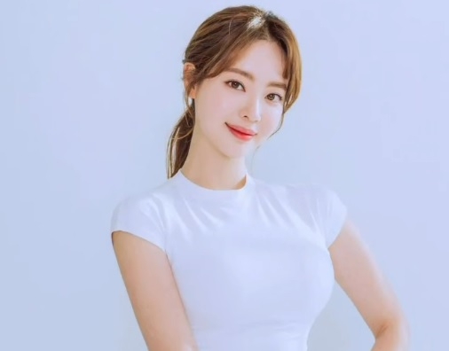 노란 수영복에 섹시한 몸매 어필하는 존예 처자