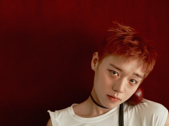 노란 수영복에 섹시한 몸매 어필하는 존예 처자