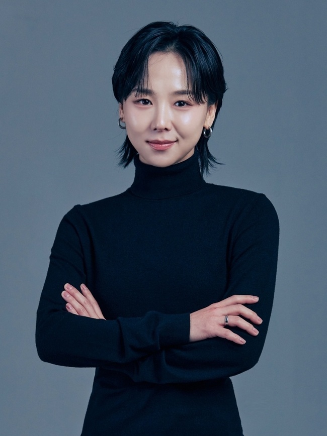 노란 수영복에 섹시한 몸매 어필하는 존예 처자