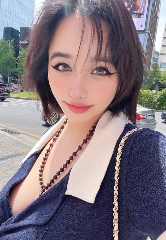 노란 수영복에 섹시한 몸매 어필하는 존예 처자