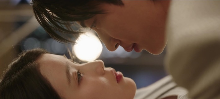 노란 수영복에 섹시한 몸매 어필하는 존예 처자