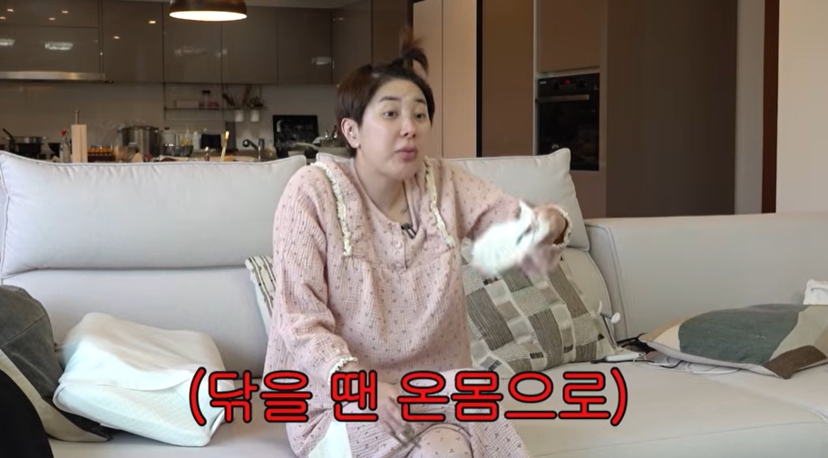 노란 수영복에 섹시한 몸매 어필하는 존예 처자