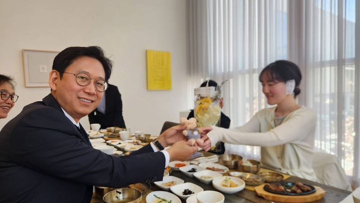 노란 수영복에 섹시한 몸매 어필하는 존예 처자